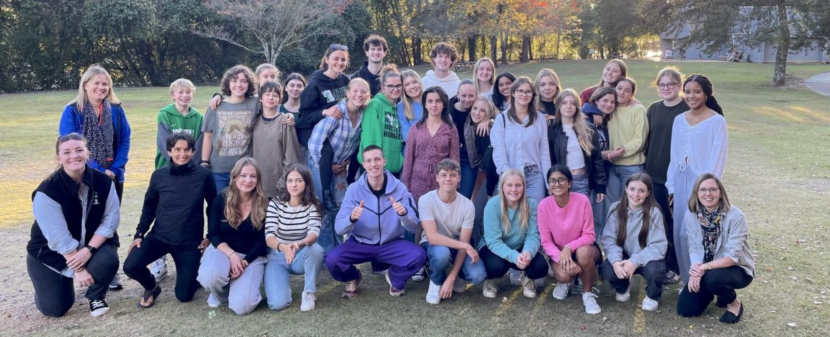 All of the french exchange students are close together and posed for a picture with their host families. (Credit: Harnoor Narang)