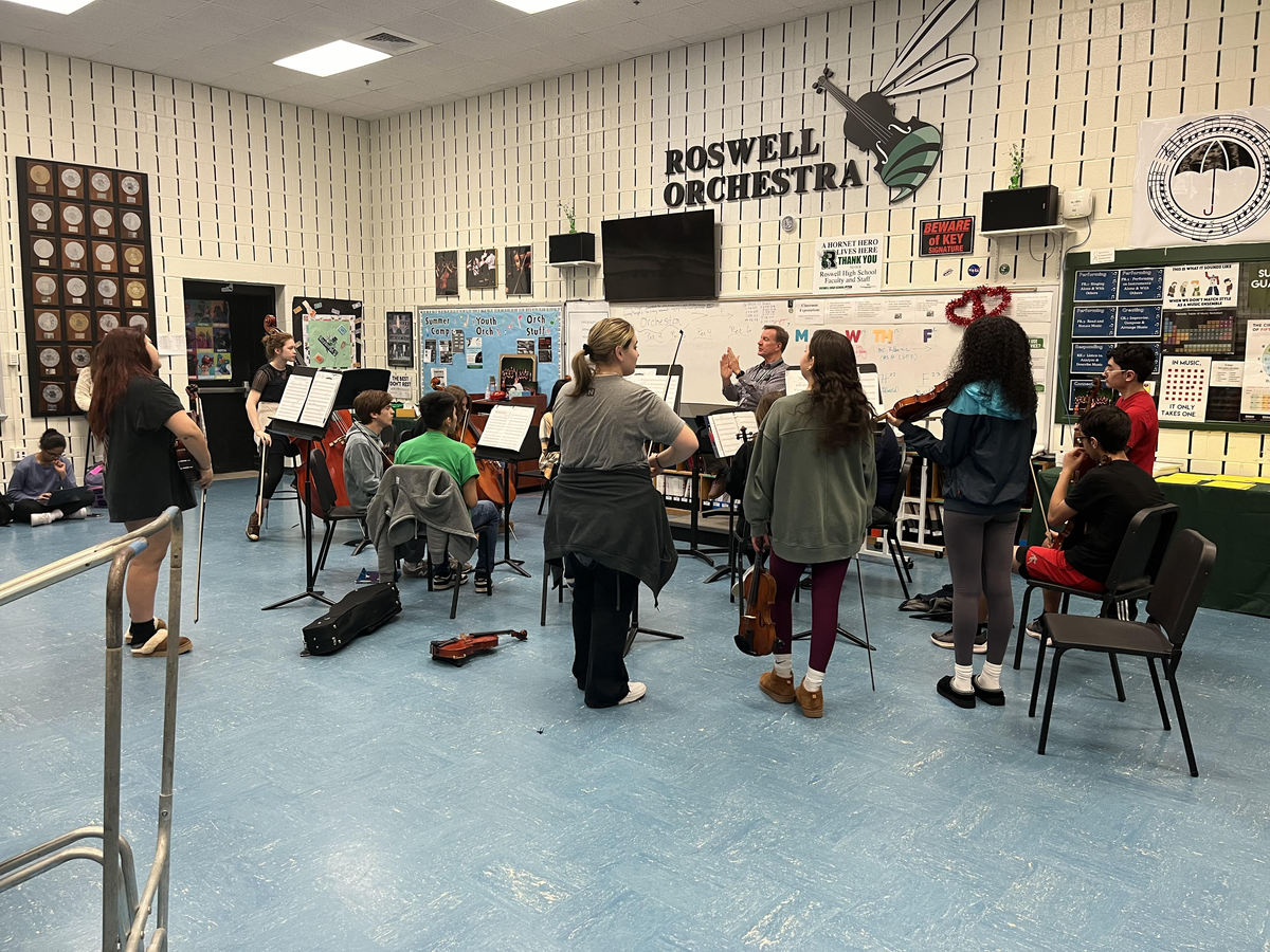 Picture of the Roswell orchestra room. The musicians are practicing their pieces together. (Credit: Karlie Zabrocki)