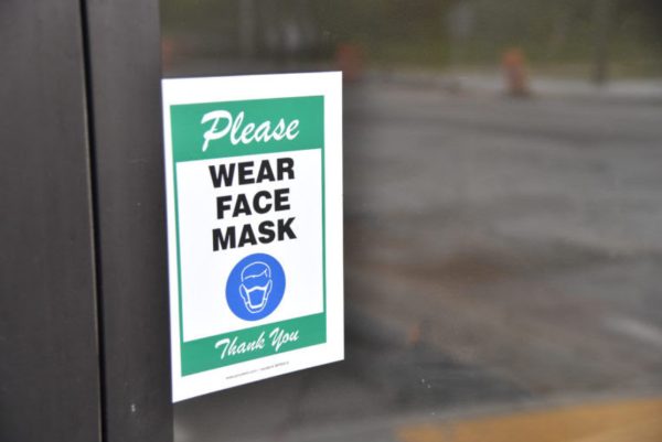 A mask policy sign that a local Atlanta barber shop implemented. (Credit: Paras Griffin/ Getty images)