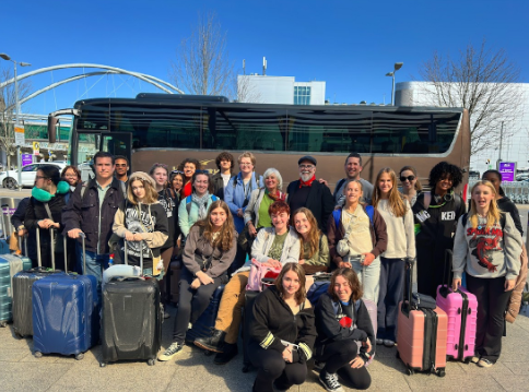 The chorus group together after they arrived in London.